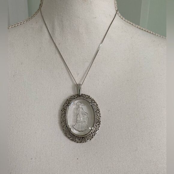1980s Avon Victorian Lady Etched Intaglio Glass Pendant - Picture 2 of 6